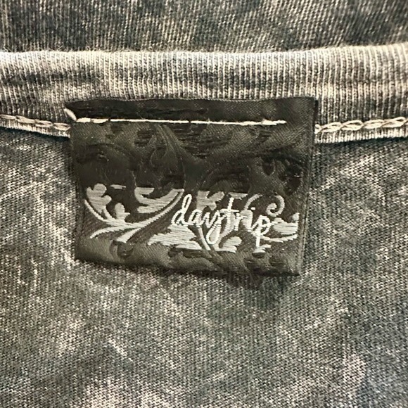 Daytrip Y2K Gray Acid Wash Skull Stud Graphic Long Sleeve Top Medium Grunge - Picture 8 of 10